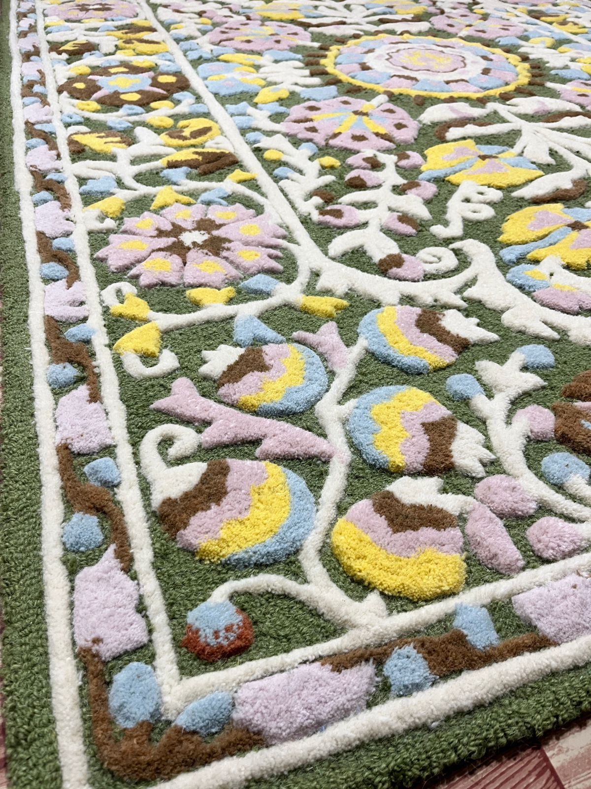 Hand-Tufted Wool Floral Rug – Pastel Medallion Design